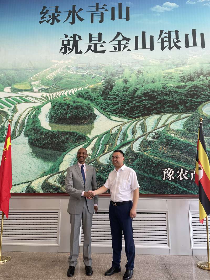 乌干达共和国驻华大使馆公使 莅临农达生化考察(图2) 乌干达共和国驻华大使馆公使 莅临农达生化考察(图2)